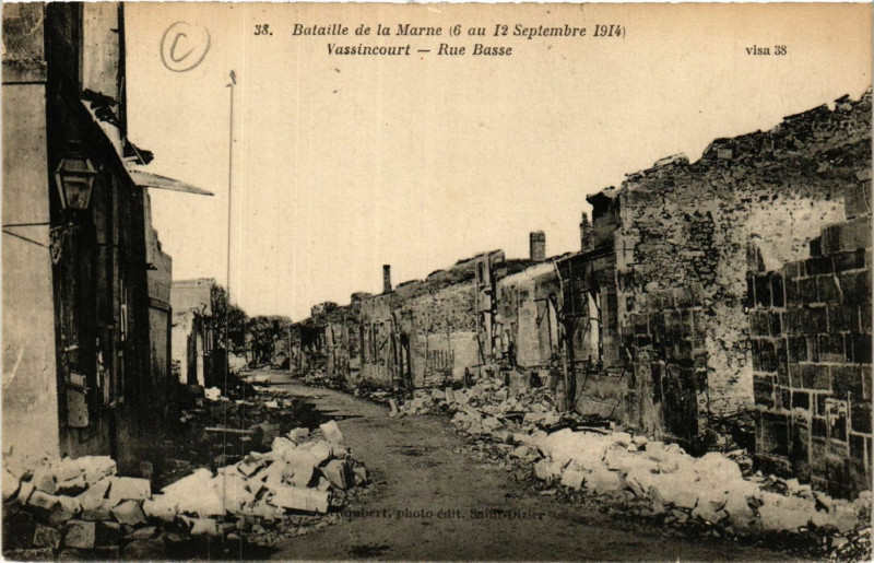 Carte postale ancienne Bataille de la Marne (6 au 12 Sept. 1914) -Vassincourt-Rue Basse à Vassincourt