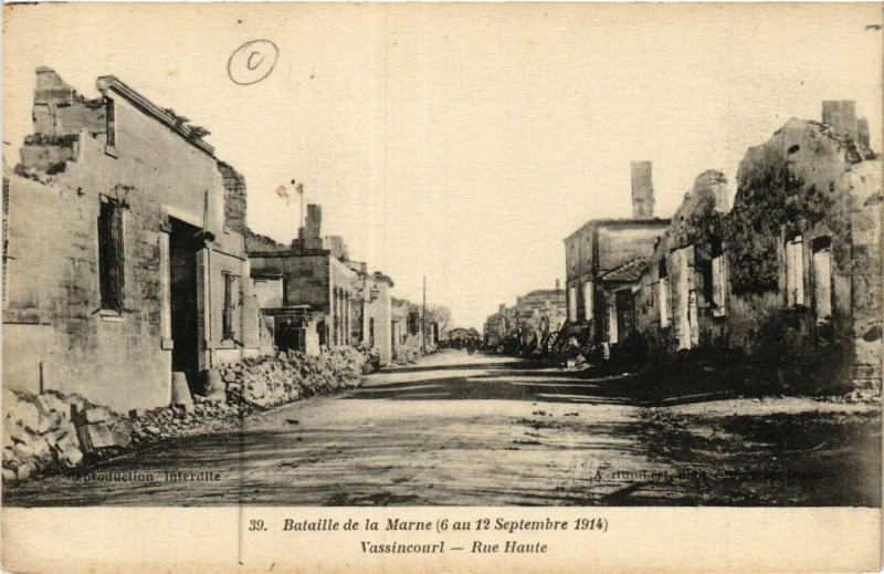 Carte postale ancienne Bataille de la Marne (6 au 12 Sept.1914 ) Vassincourt - Rue Haute à Vassincourt
