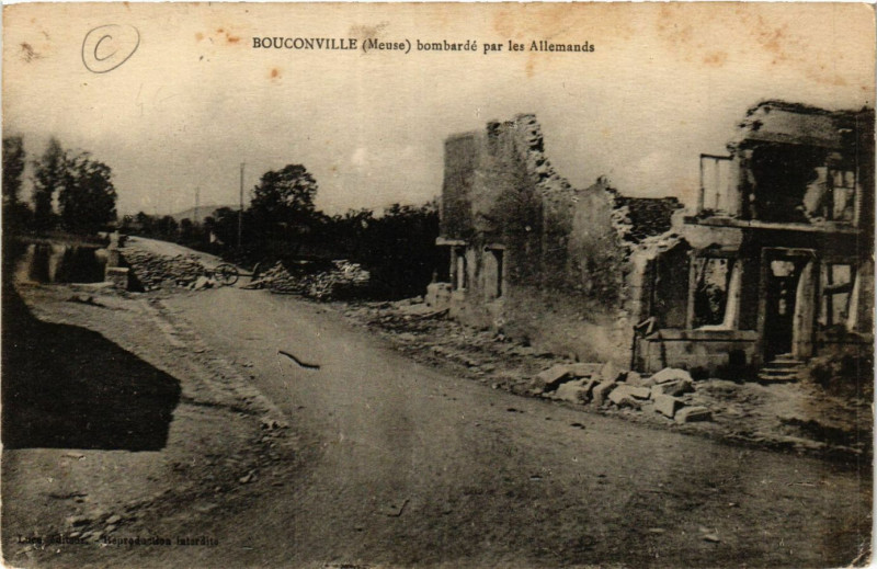 Carte postale ancienne Bouconville (Meuse) bombardé par les Allemends