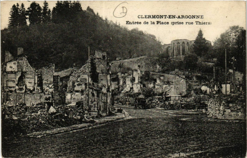 Carte postale ancienne Clermont-en-Argonne- Entrée de la Place (prise rue Thiers) à Clermont-en-Argonne