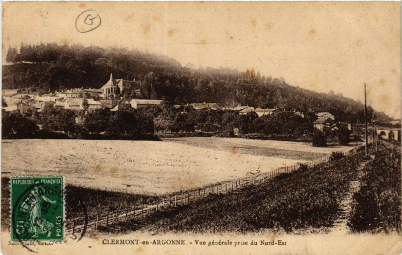 Carte postale ancienne Clermont-en-Argonne- Vue générale prise du Nord-Est à Clermont-en-Argonne