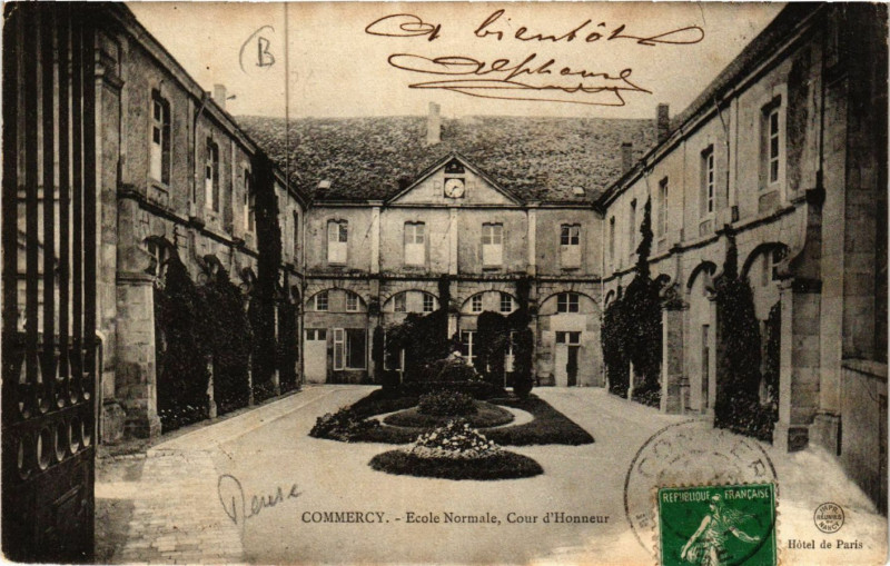 Carte postale ancienne Commercy - Ecole Normale, Cour d'Honneur à Commercy