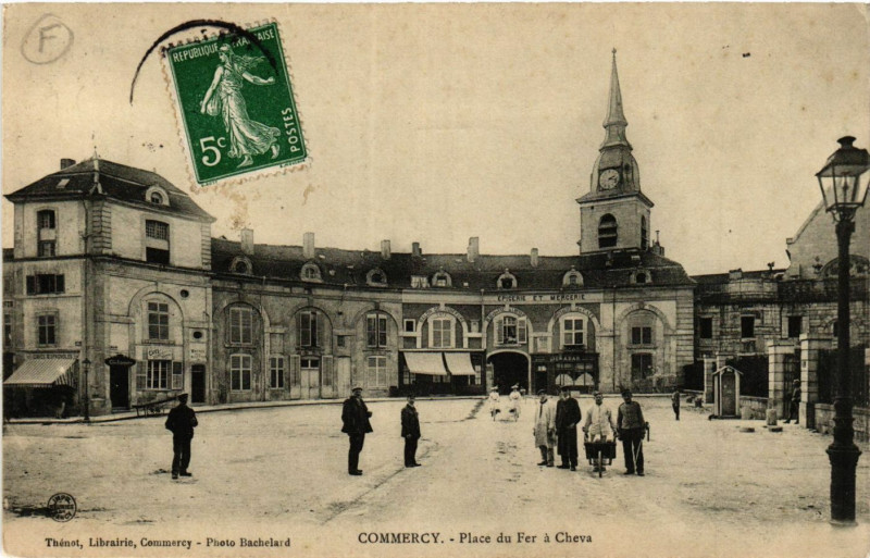 Carte postale ancienne Commercy - Place du Fer á Cheva à Commercy