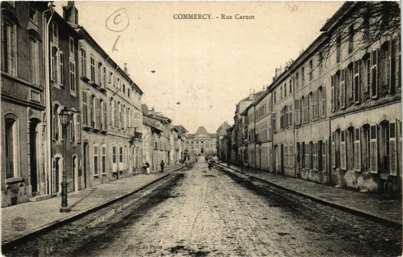 Carte postale ancienne Commercy - Rue Carnot à Commercy