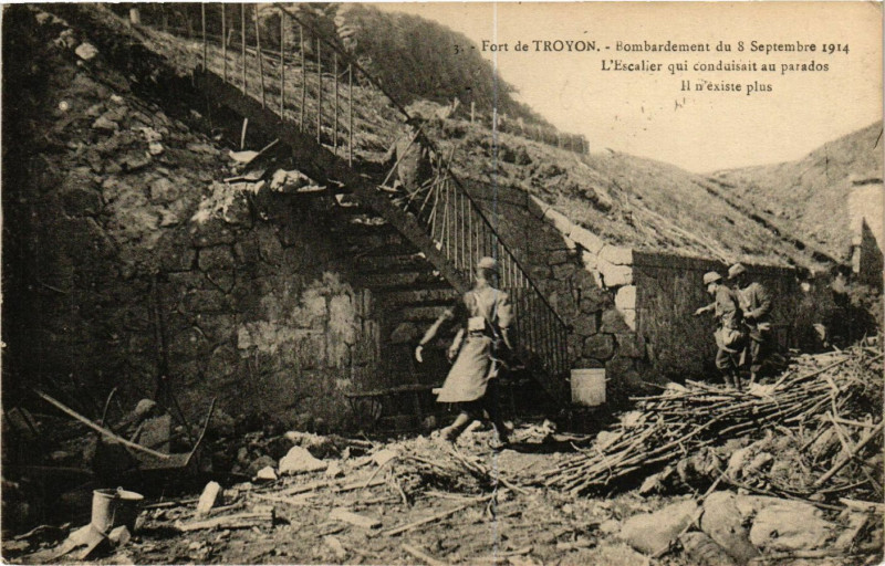 Carte postale ancienne Fort de Troyon - Bombardement du 8 Septembre 1914 -L'Escalier ... à Troyon