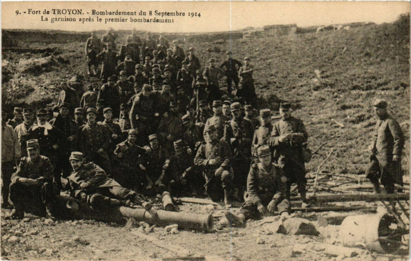 Carte postale ancienne Fort de Troyon - Bombardement du 8 Septembre 1914 -La garnison .. à Troyon