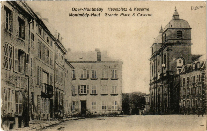 Carte postale ancienne Montmédy - Haut - Grande Place & Caserne - Ober-Montmédy -.... à Montmédy