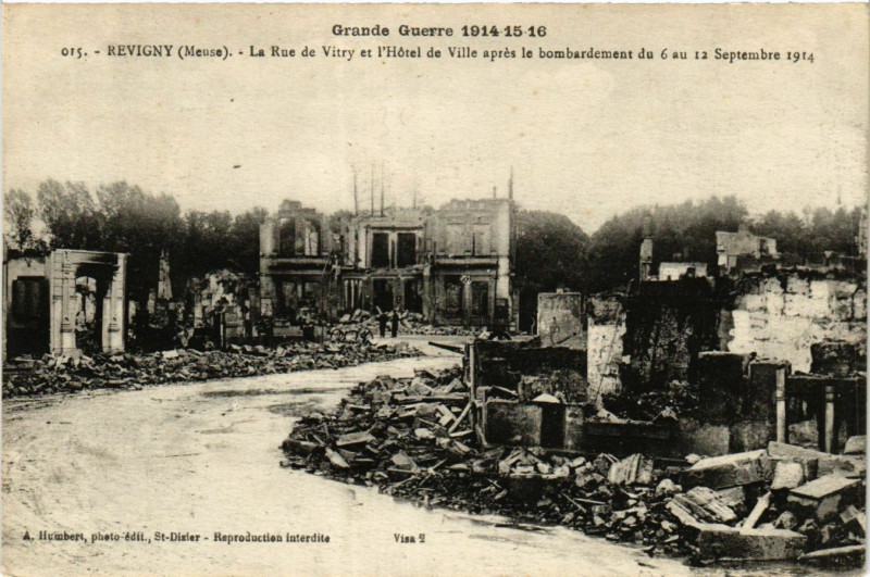 Carte postale ancienne Revigny (Meuse) - La Rue de Vitry et l'Hotel de Ville aprés le ..
