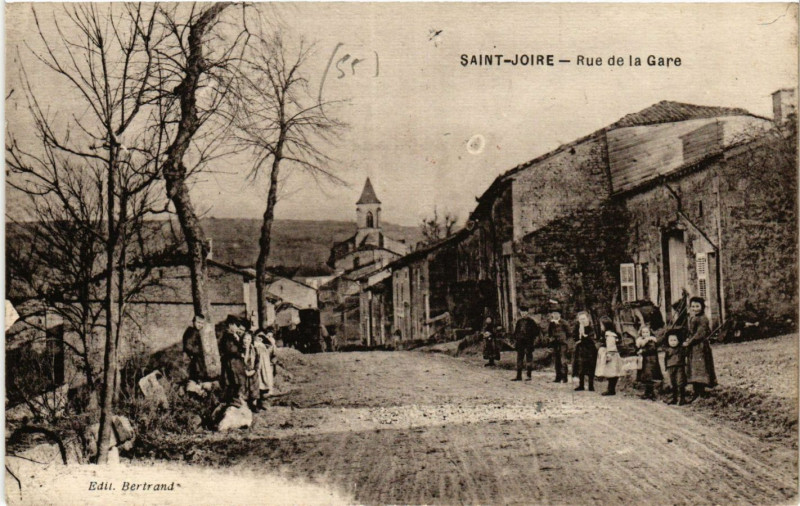 Carte postale ancienne Saint-Joire - Rue de la Gare à Saint-Joire