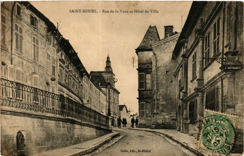 Carte postale ancienne Saint-Mihiel - Rue de la Vaux et Hotel de Ville à Saint-Mihiel