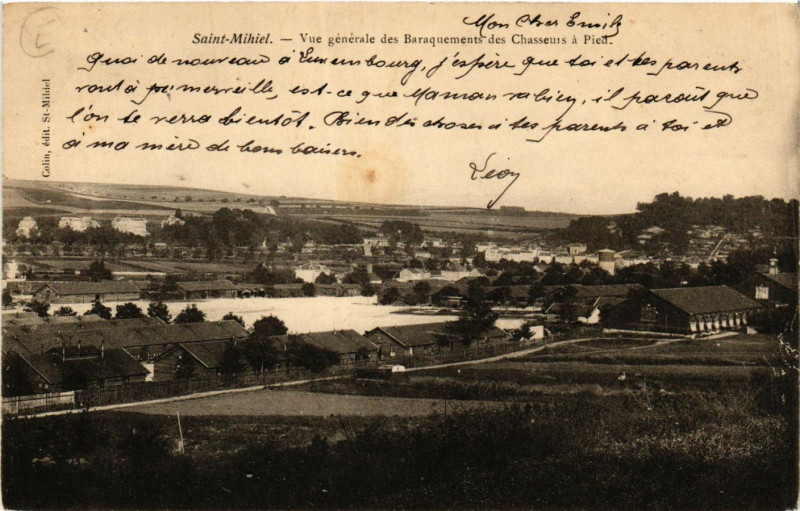 Carte postale ancienne Saint-Mihiel - Vue générale des Barquement des Chasseus á Pied à Saint-Mihiel