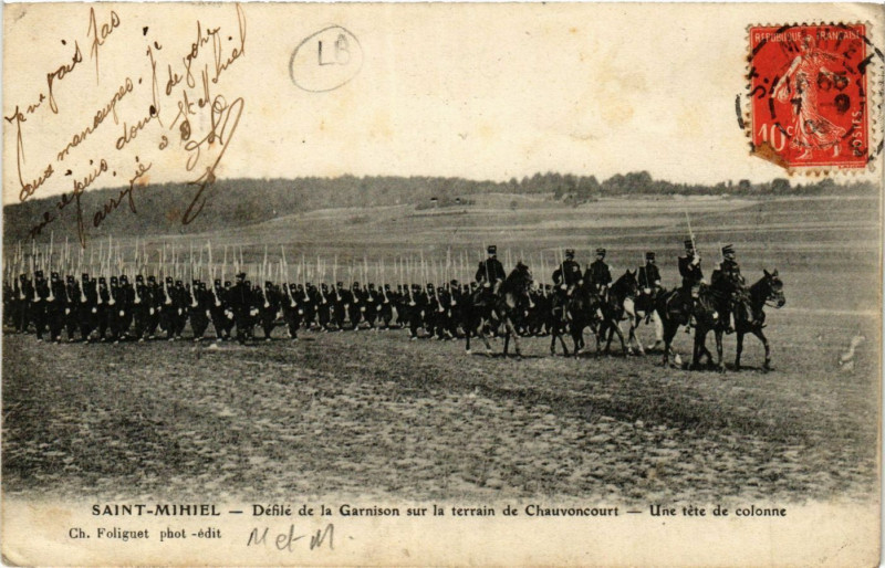 Carte postale ancienne Saint-Mihiel -Défilé de la Garnison sur la terrain de Chauvoncourt à Saint-Mihiel