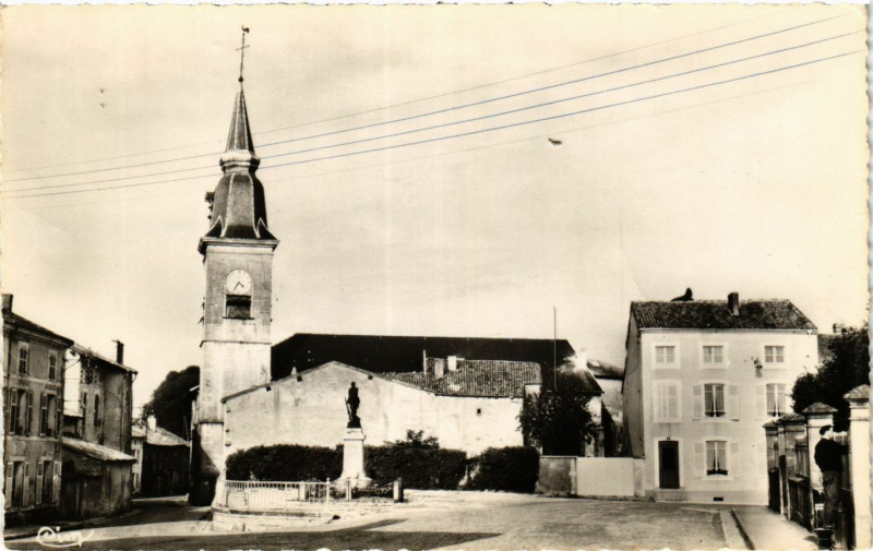 Carte postale ancienne Sampigny (Meuse) - L'Eglise et le Monument aux Morts à Sampigny