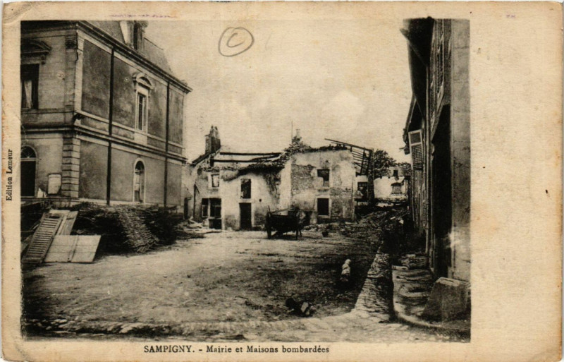 Carte postale ancienne Sampigny - Mairie et Maisons bombardées à Sampigny