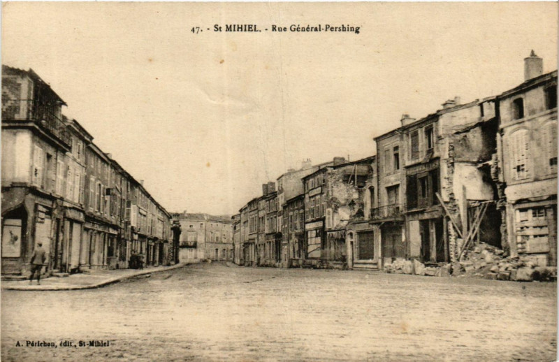 Carte postale ancienne Saint-Mihiel - Rue Général Pershing à Saint-Mihiel