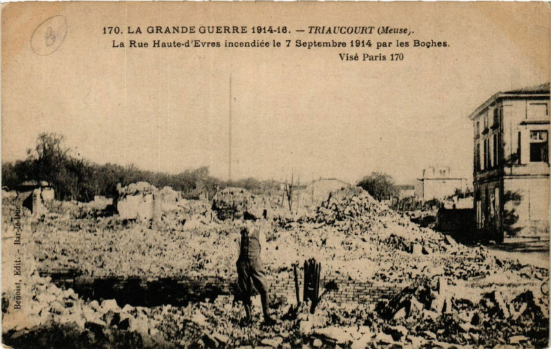 Carte postale ancienne Triaucourt (Meuse) - La Rue Haute-d'Evres incendiée le 7 Sept.1914