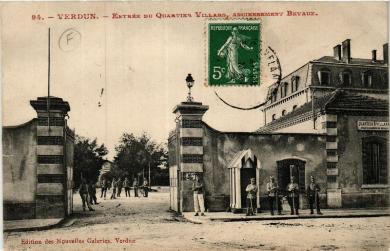 Carte postale ancienne Verdun - Entrée du Quartier Villars, Anciennement Bevaux à Verdun