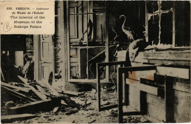 Carte postale ancienne Verdun - Inérieur du Musée de l'Evéché - The interior of the ... à Verdun