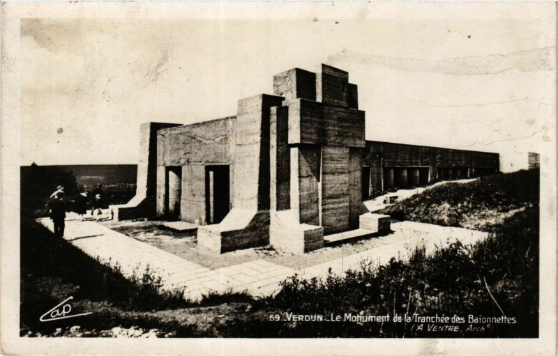 Carte postale ancienne Verdun - Le Monument de la Tranchée des Baionnettes à Verdun