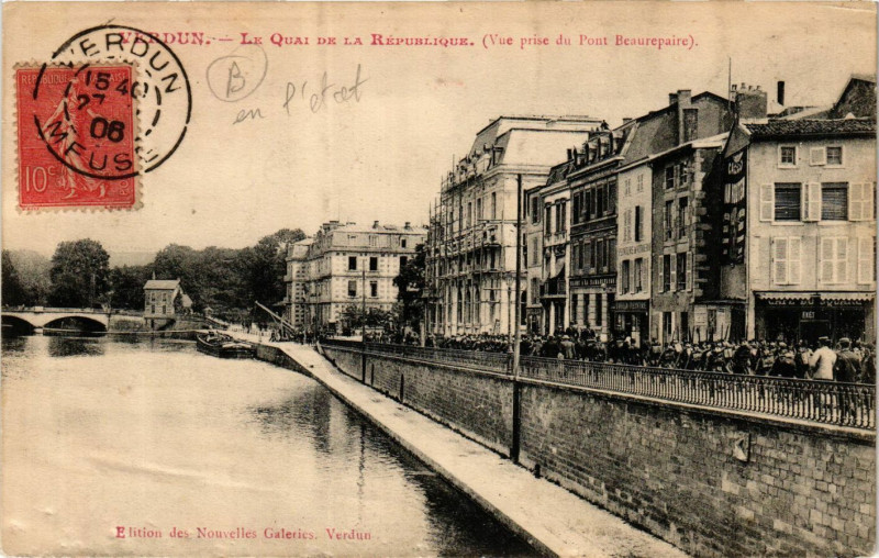 Carte postale ancienne Verdun - Le Quai de la République (Vue prise du Pont Beaurepaire) à Verdun