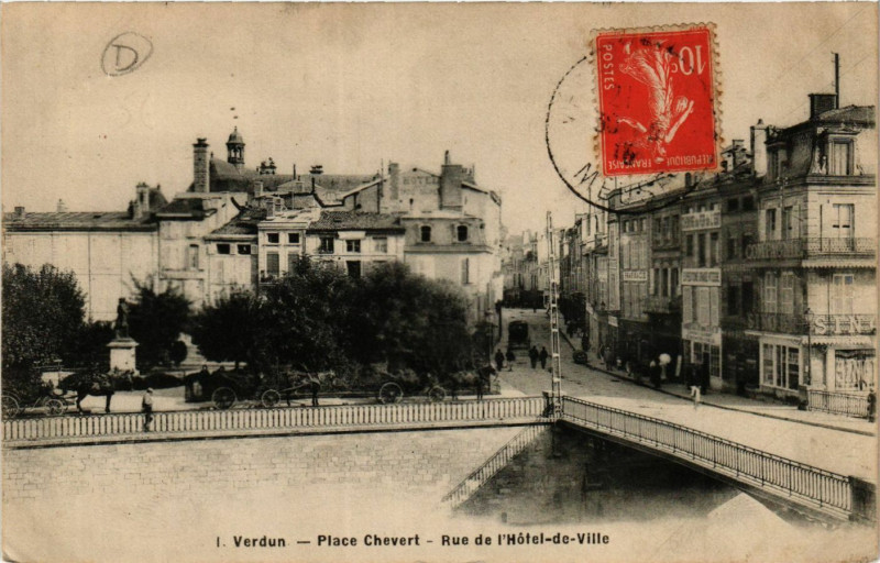 Carte postale ancienne Verdun - Place Chevert - Rue de l'Hotel-de-Ville à Verdun