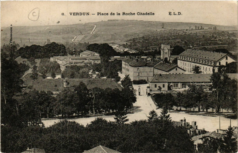 Carte postale ancienne Verdun - Place de la Roche Citadelle à Verdun