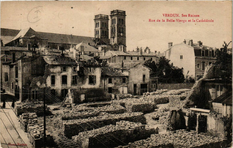 Carte postale ancienne Verdun -Ses Ruines - Rue de la Belle-Vierge et la Cathédrale à Verdun
