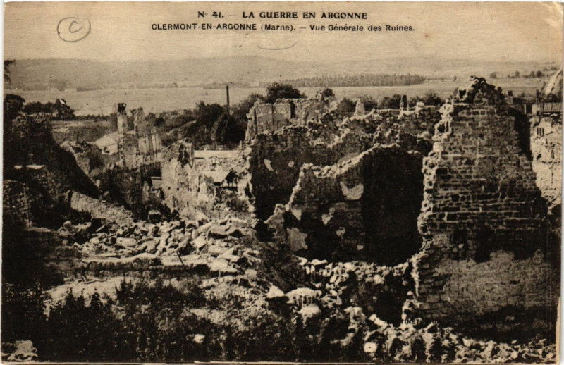 Carte postale ancienne La Guerre ...Clermont-en-Argonne(Meuse) - Vue Générale des Ruines à Clermont-en-Argonne