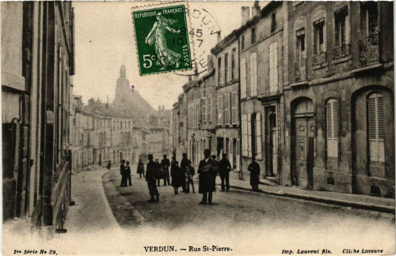 Carte postale ancienne Verdun - Rue Saint-Pierre à Verdun