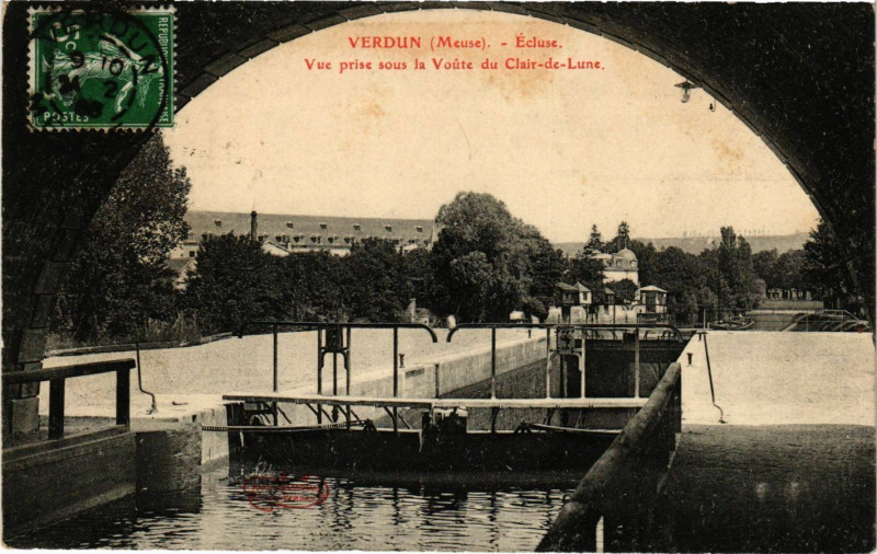 Carte postale ancienne Verdun - Ecluse Vue prise sous la Voute du Clair-de-Lune à Verdun