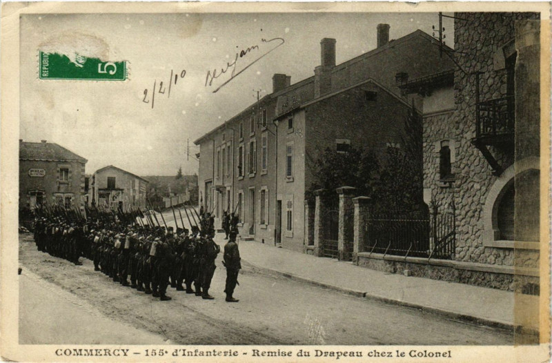 Carte postale ancienne Commercy - Remise duDrapeau chez le Colonel à Commercy
