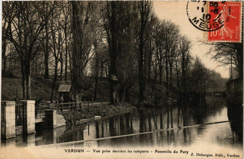Carte postale ancienne Verdun - Vue prise derriere les remparts à Verdun