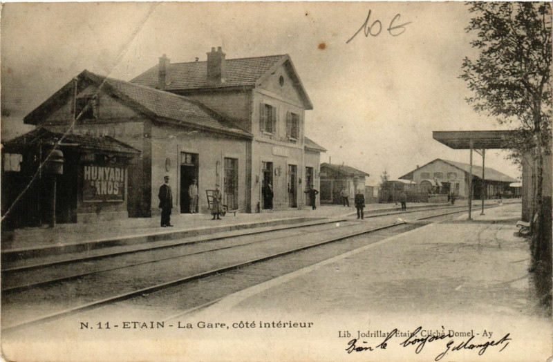 Carte postale ancienne Etain - La Gare, cote interieur à Étain