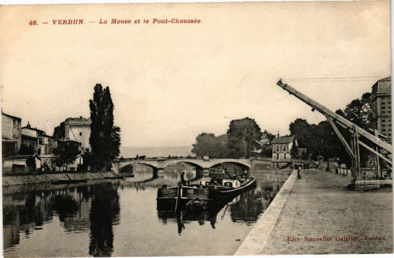 Carte postale ancienne Verdun - La Meuse et le Pont-Chaussée à Verdun