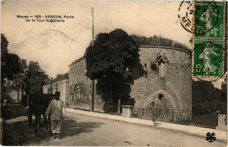 Carte postale ancienne Verdun - Porte de la Tour du Camp à Verdun