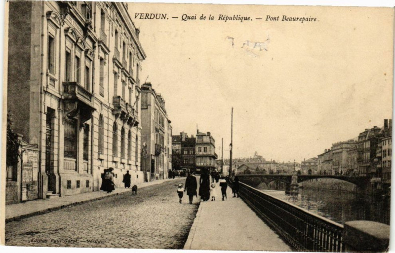 Carte postale ancienne Verdun - Quai de la République à Verdun