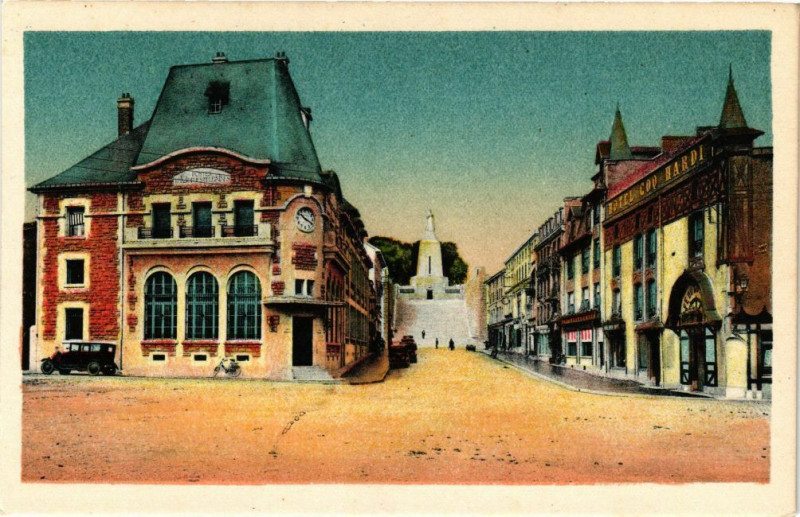Carte postale ancienne Verdun - La Poste Centrale et l'Avenue de la Victorie à Verdun