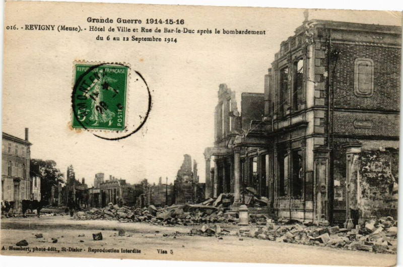 Carte postale ancienne Revigny- L'Hotel de Ville et Rue de Bar-le-Duc aprés le bombardement à Bar-le-Duc
