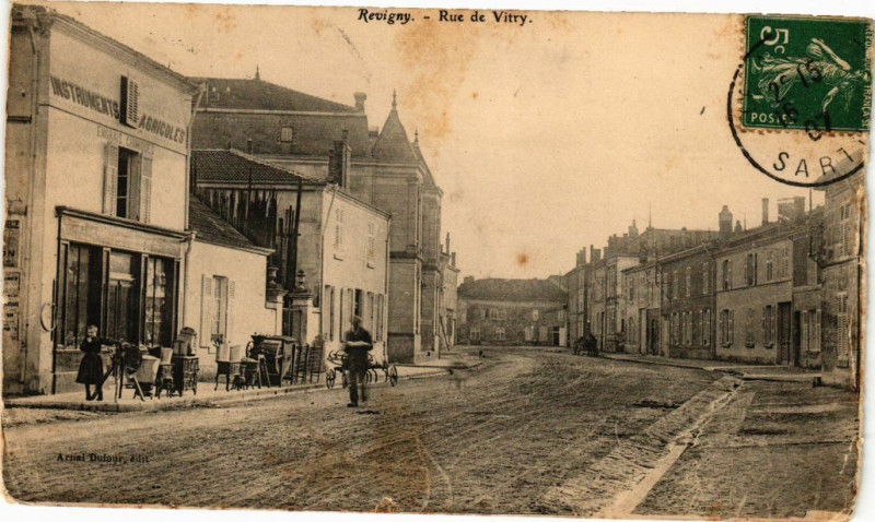 Carte postale ancienne Revigny - Rue de Vitry