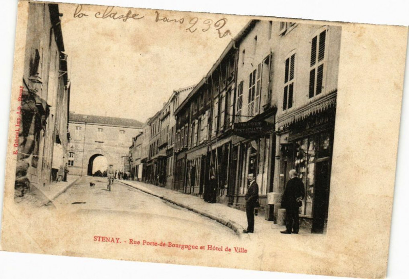 Carte postale ancienne Stenay - Rue Porte-de-Bourgogne et Hotel de Ville à Stenay