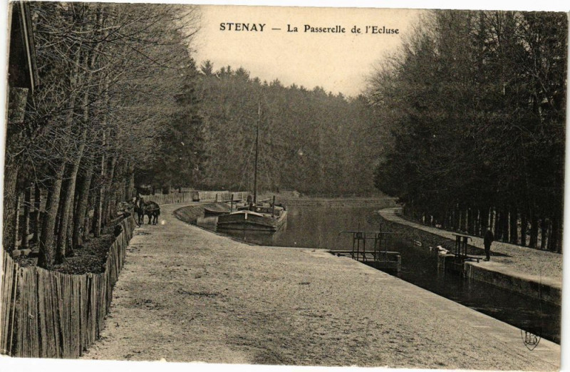 Carte postale ancienne Stenay - La Passerelle de l'Ecluse à Stenay