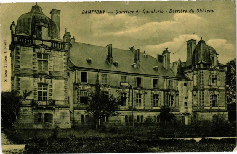 Carte postale ancienne Sampigny - Quartier de Cavalerie - Derriére du Chateau à Sampigny