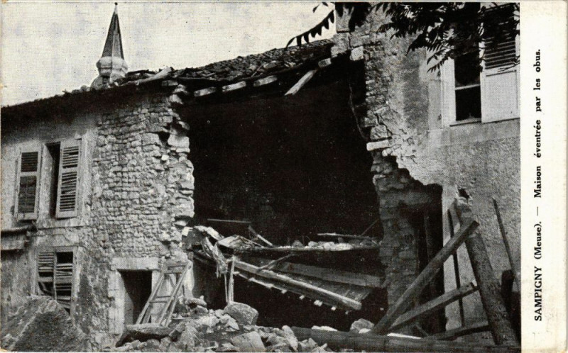 Carte postale ancienne Sampigny - Maison éventrée par les obus à Sampigny