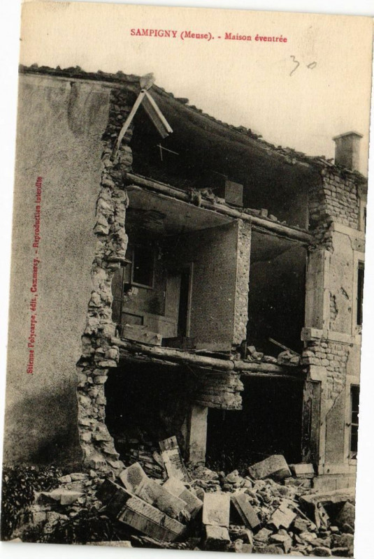 Carte postale ancienne Sampigny - Maison éventrée à Sampigny
