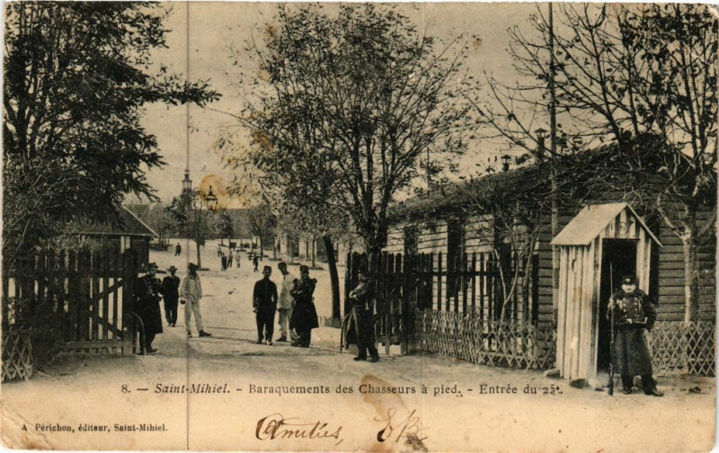 Carte postale ancienne Saint-Mihiel - Baraquements des Chasseurs á pied à Saint-Mihiel