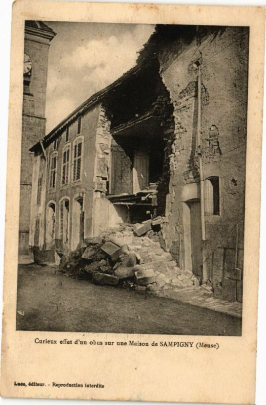 Carte postale ancienne Curieux effet d'un obus sur une Maison de Sampigny à Sampigny