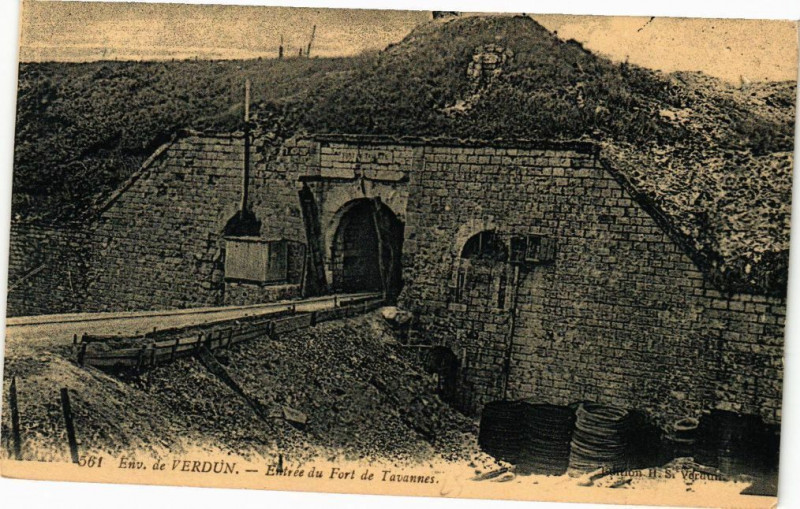 Carte postale ancienne Environ de Verdun  - Entrée du Fort de Tavennes à Verdun