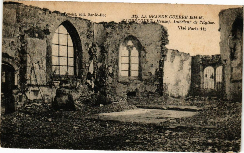 Carte postale ancienne Vaubecourt - Intérieur de l'Eglise à Vaubecourt