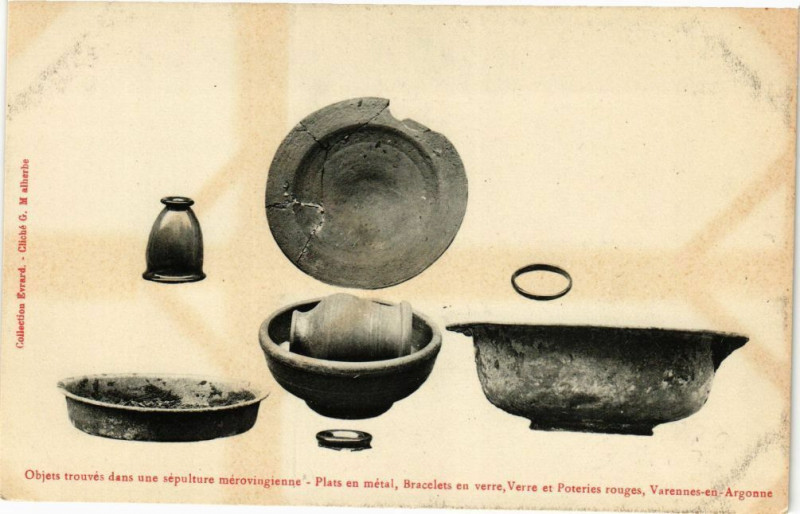 Carte postale ancienne Objetstrouvés dans une sépulture mérovinginne, Varennes-en-Argonne à Varennes-en-Argonne