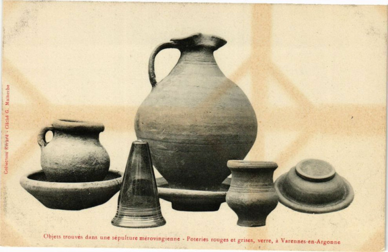 Carte postale ancienne Objets trouvés dans une sépulture mérovinginne, Varennes-en-Argonne à Varennes-en-Argonne